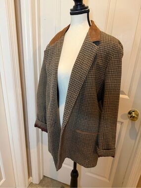 Brown Houndstooth Coat with Tan Suede Collar